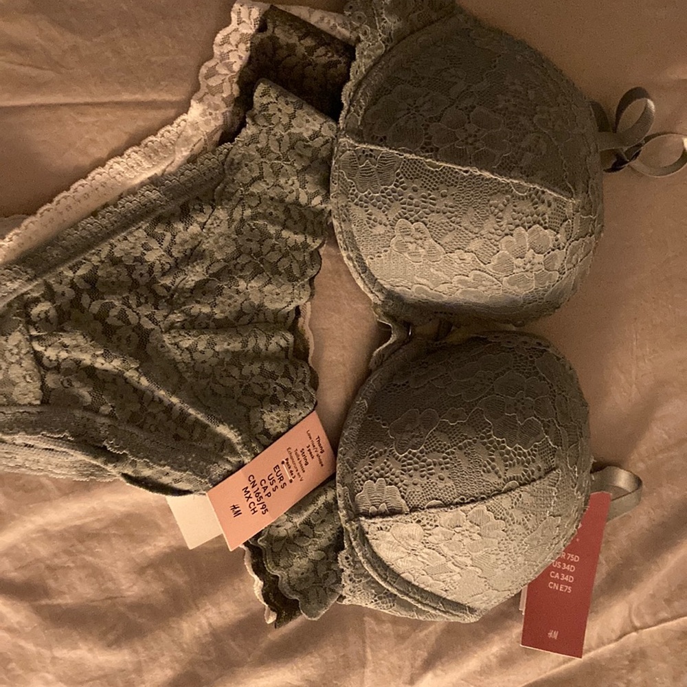 H&M Beautiful Celery colored Lace Bra Intimates